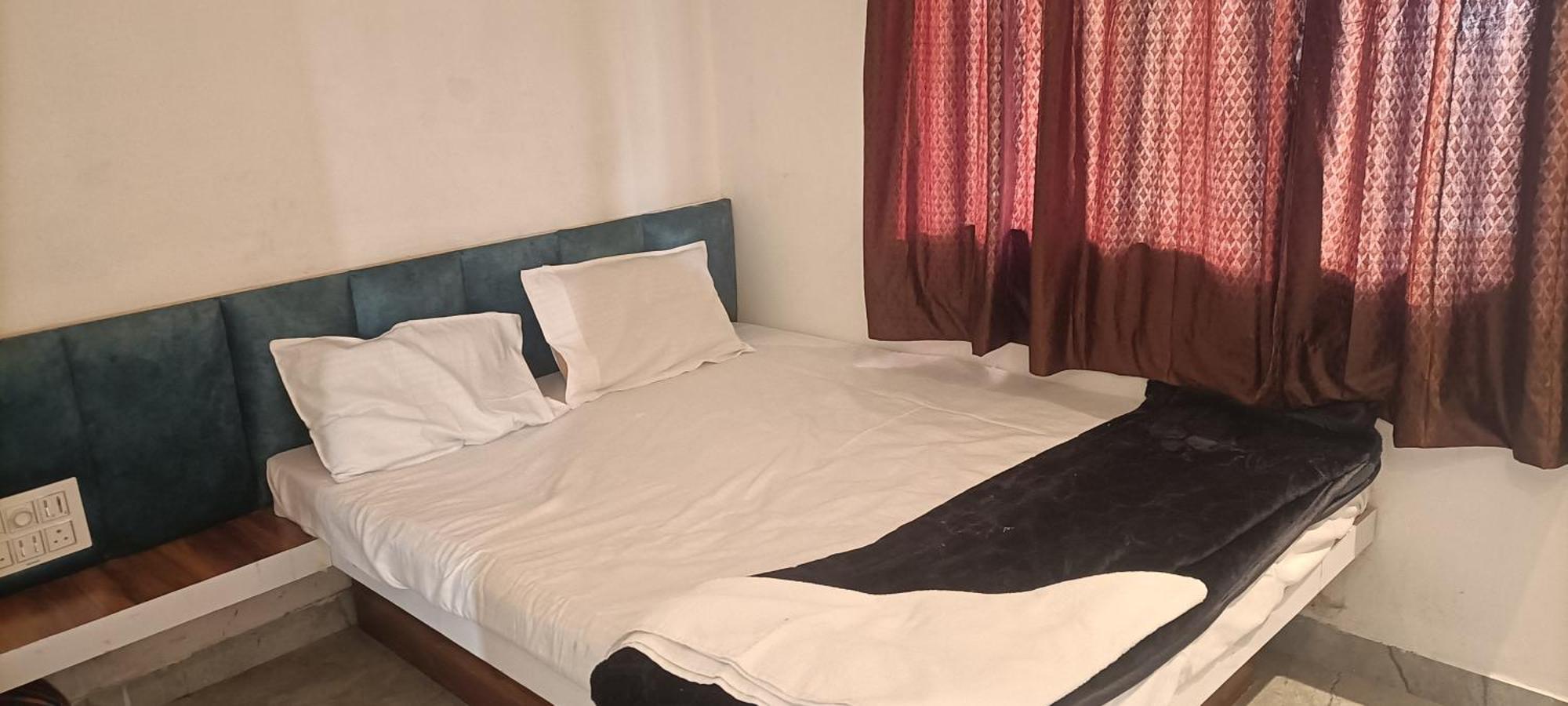 Maharaja Guest House Nashikkar Akalkot Екстериор снимка