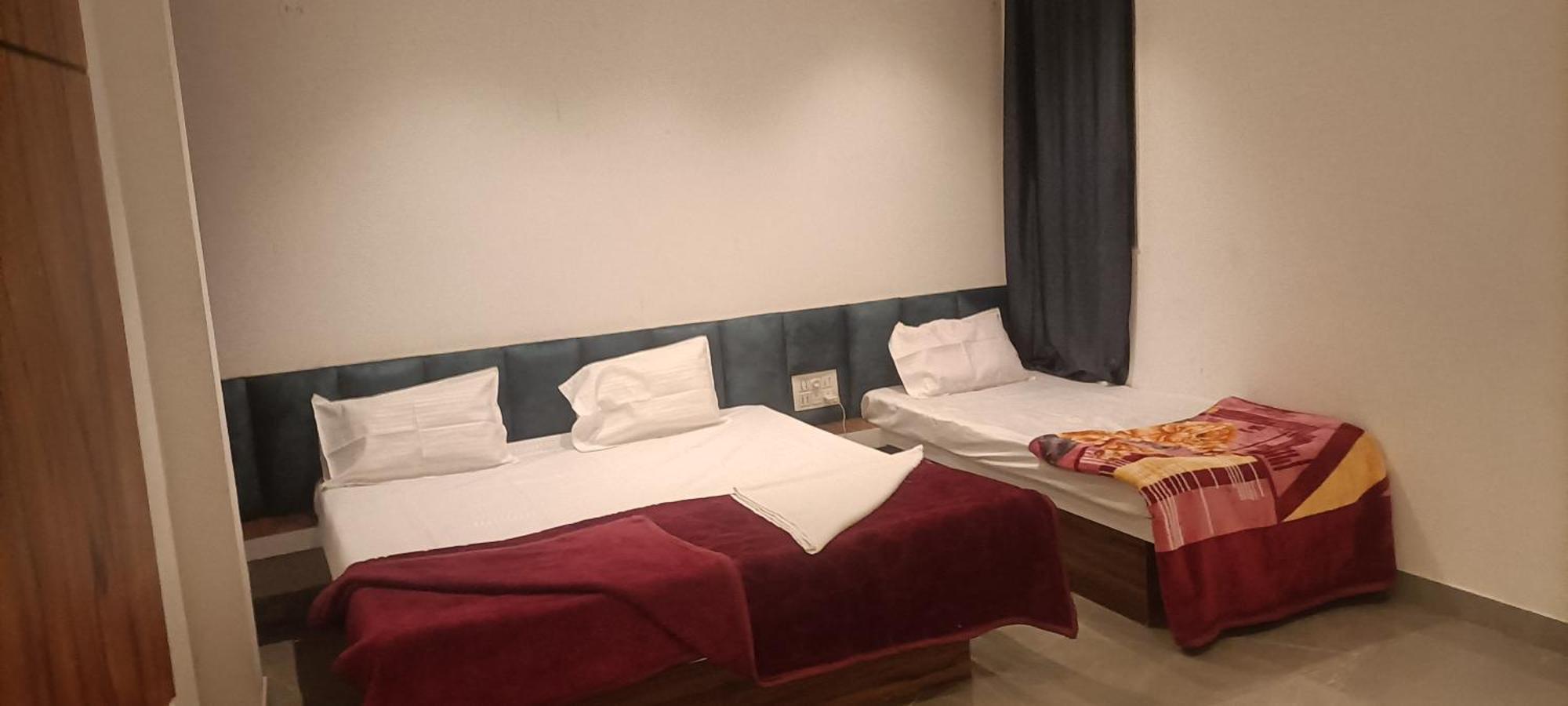 Maharaja Guest House Nashikkar Akalkot Екстериор снимка